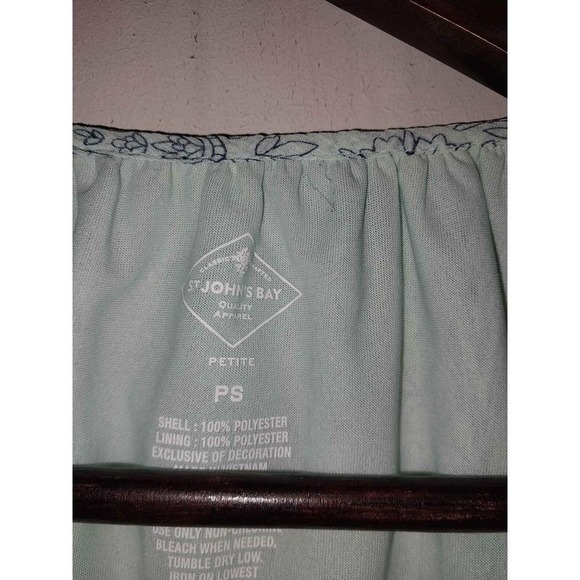 Beautiful mint green blouse by St. Johns Bay.  Size Petite Small - Picture 3 of 4